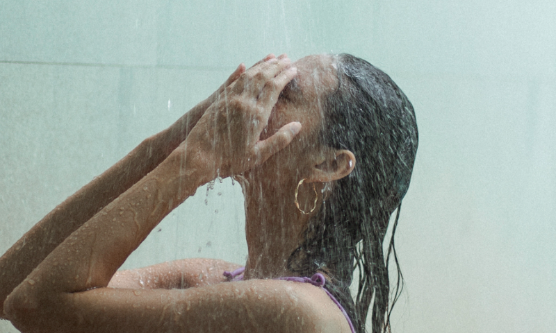 Vrouw aan het douchen